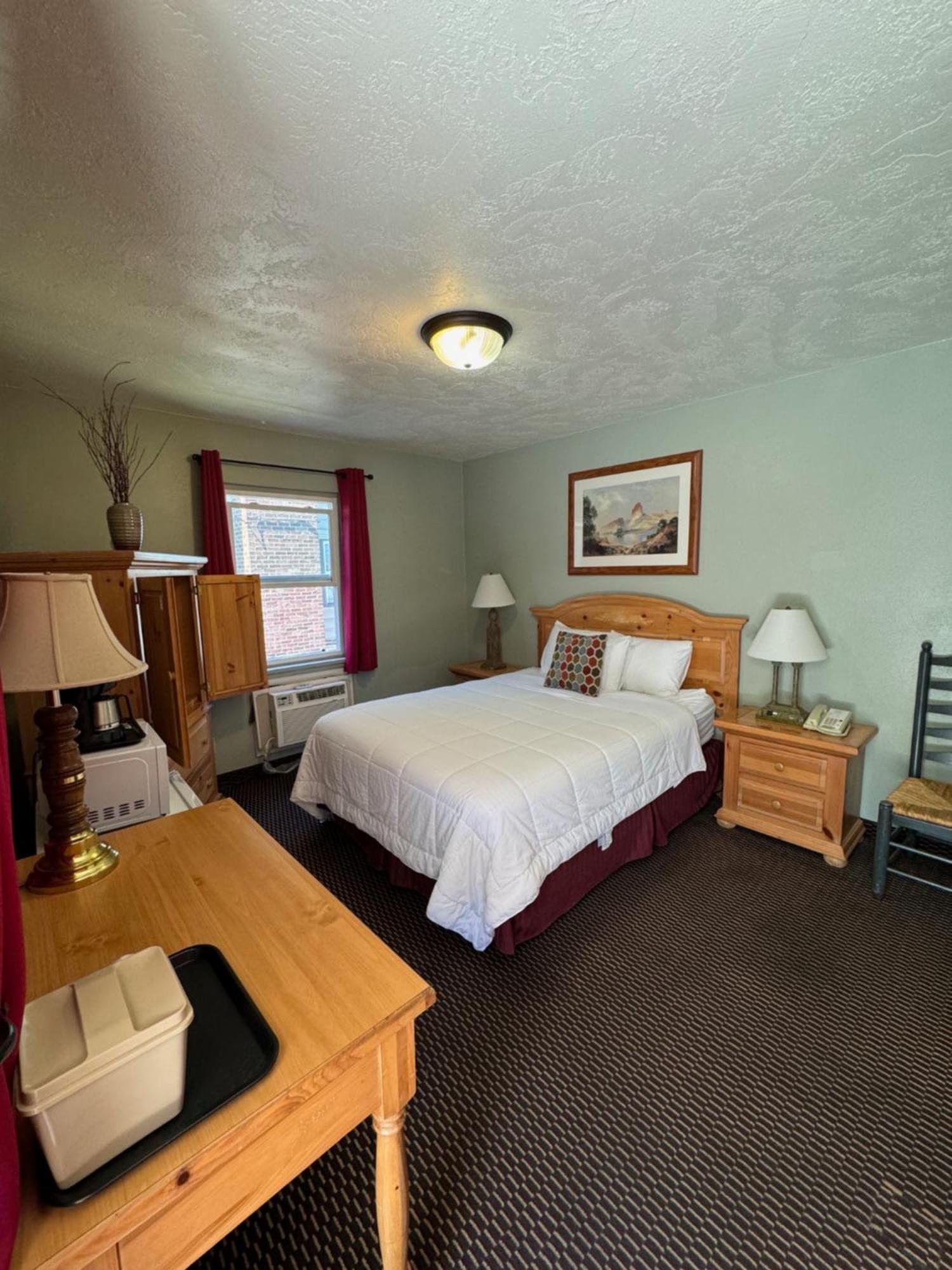 Queen Room,1586126570:JPEG
